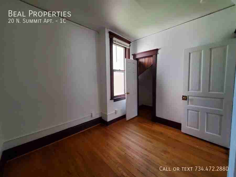 20 20 N. Summit Apt. #1C - Photo 7 of 32