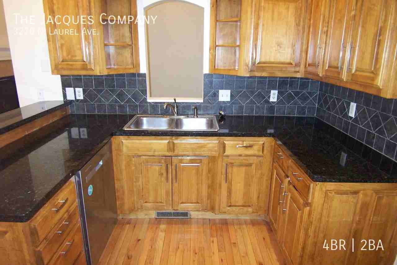 3220 N Laurel Ave - Photo 6 of 24