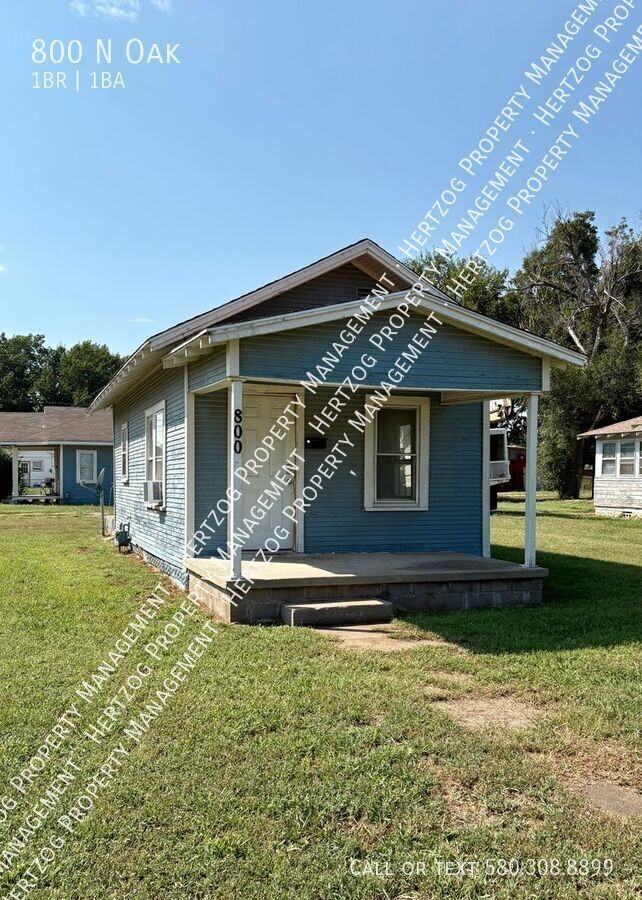 800 N Oak St - Photo 2 of 13
