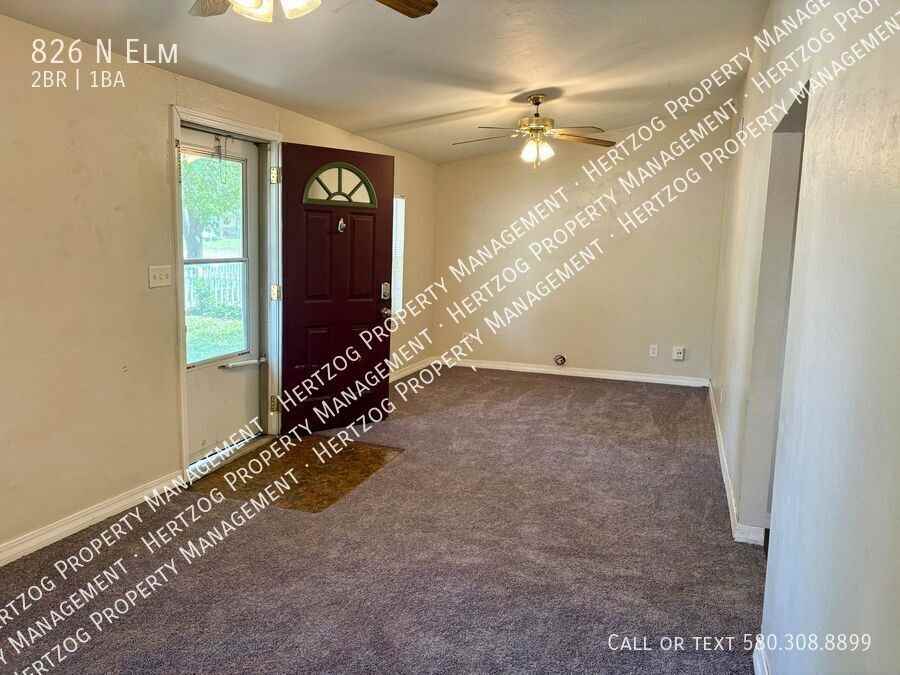 826 N Elm St - Photo 3 of 25