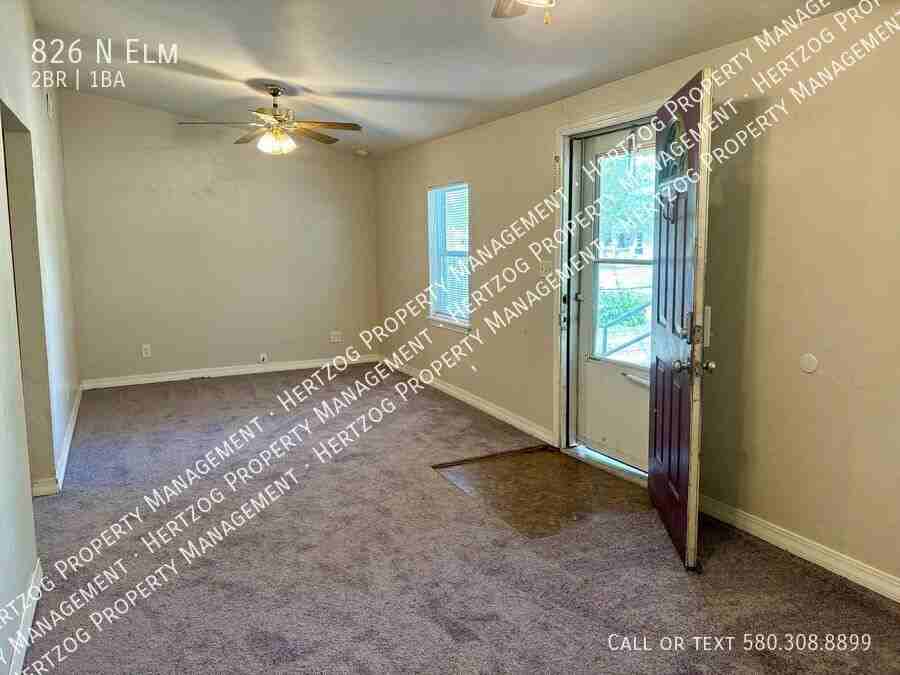 826 N Elm St - Photo 4 of 25