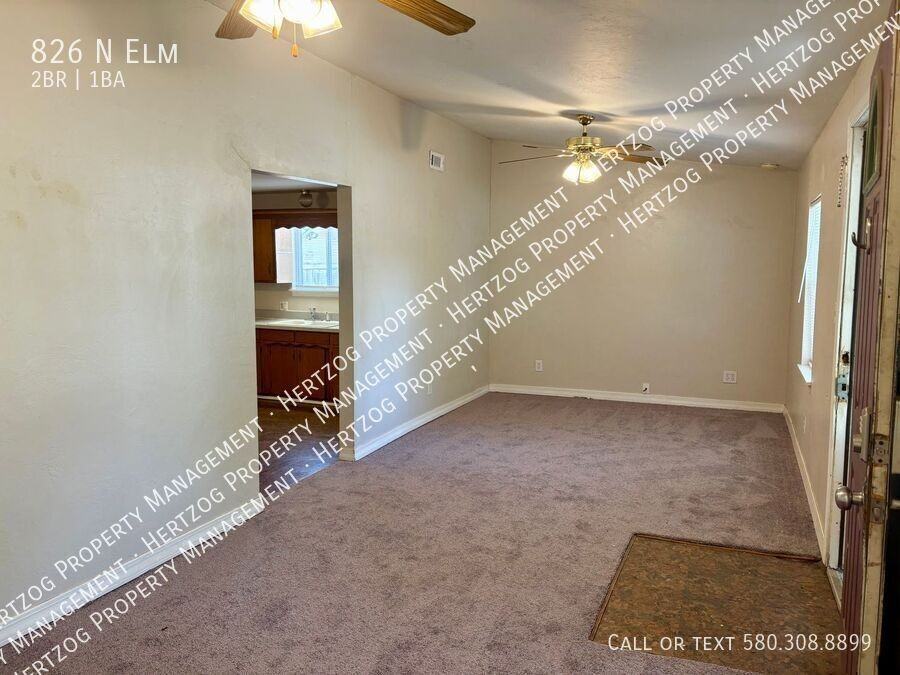 826 N Elm St - Photo 5 of 25