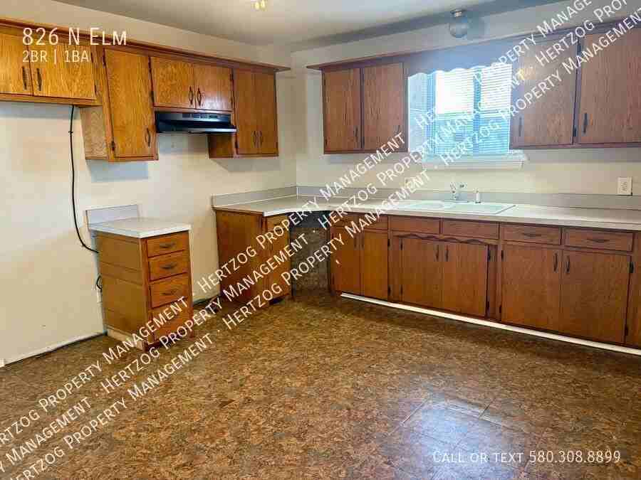 826 N Elm St - Photo 6 of 25