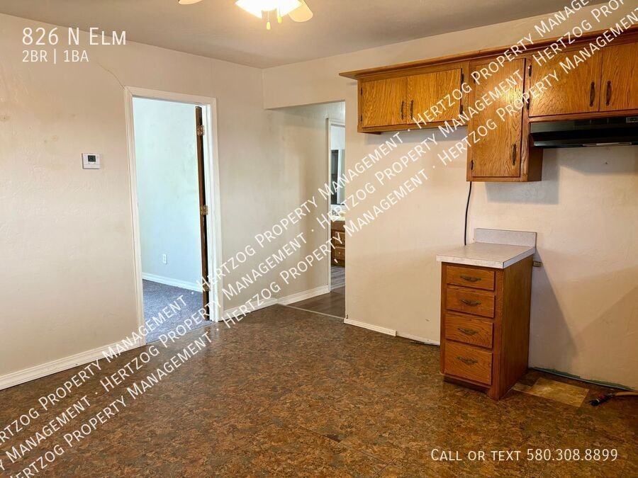 826 N Elm St - Photo 7 of 25