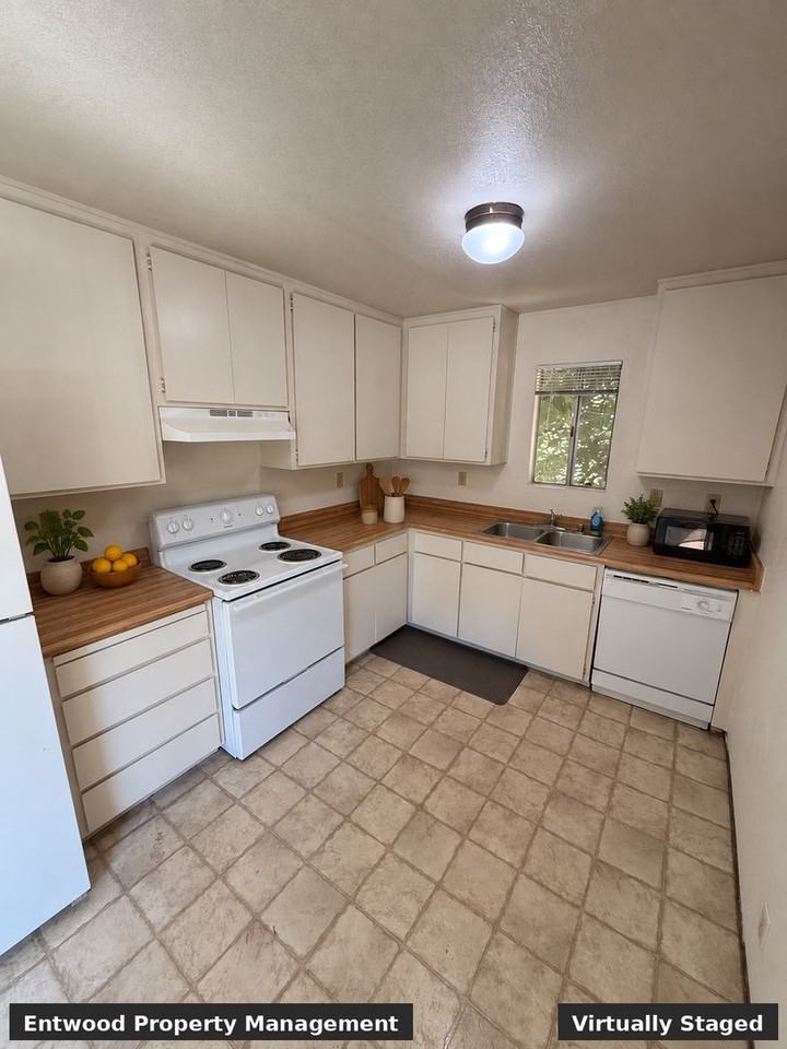 1448 Warner St - Photo 4 of 38