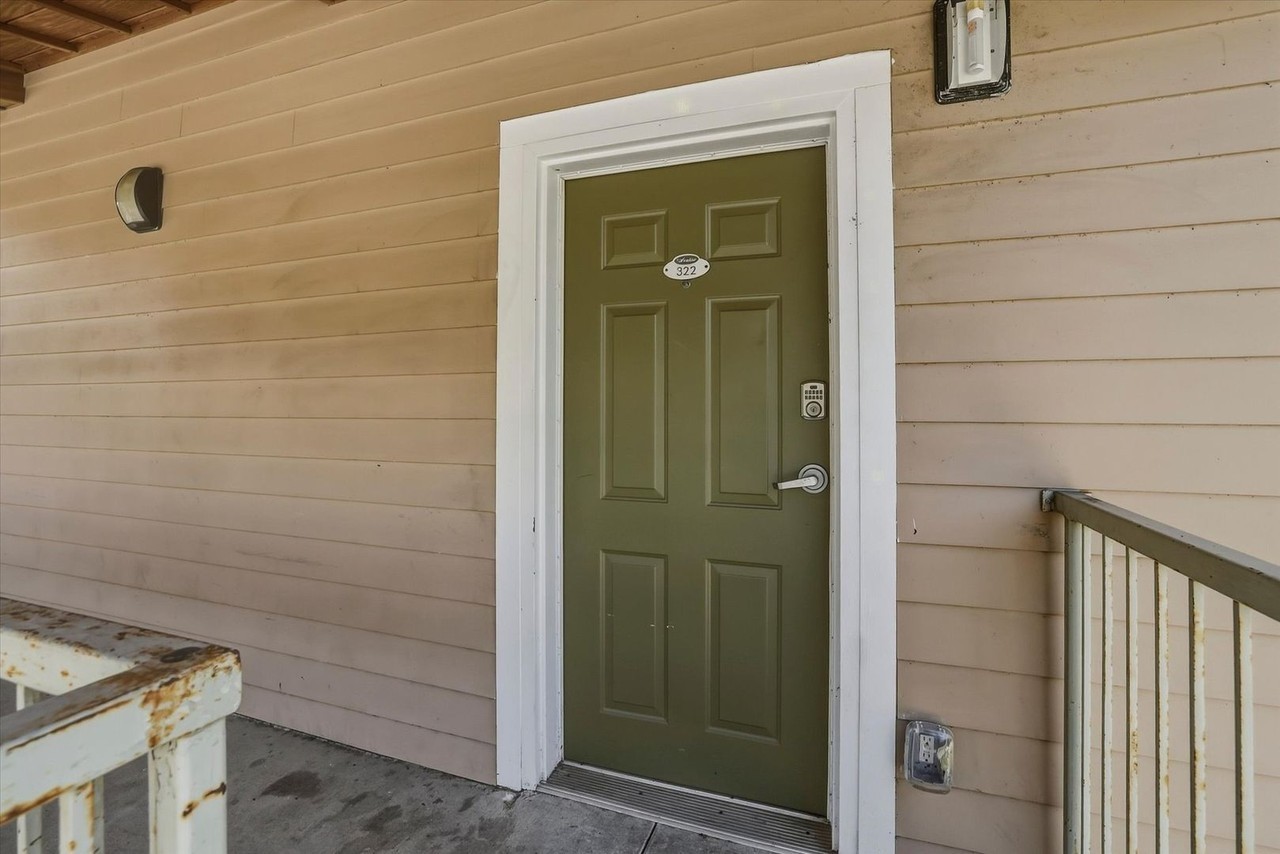 1609 W Pensacola St - Photo 4 of 24
