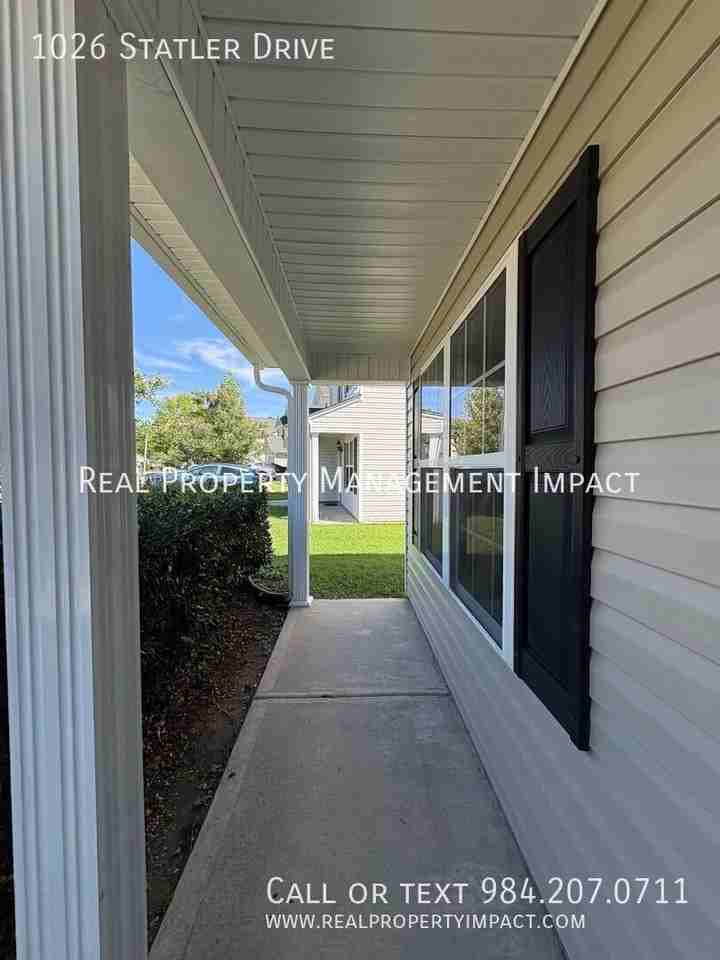 1026 Statler Dr - Photo 5 of 47