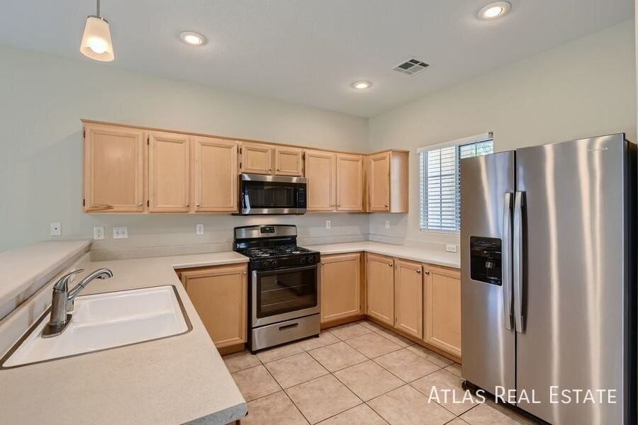 4917 Royal Lake Ave - Photo 4 of 18