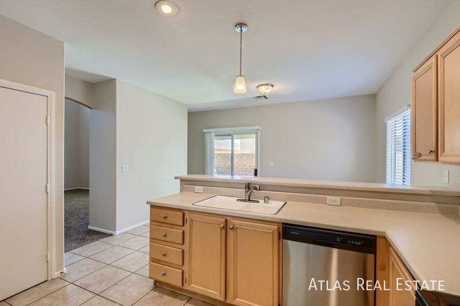 4917 Royal Lake Ave - Photo 5 of 18