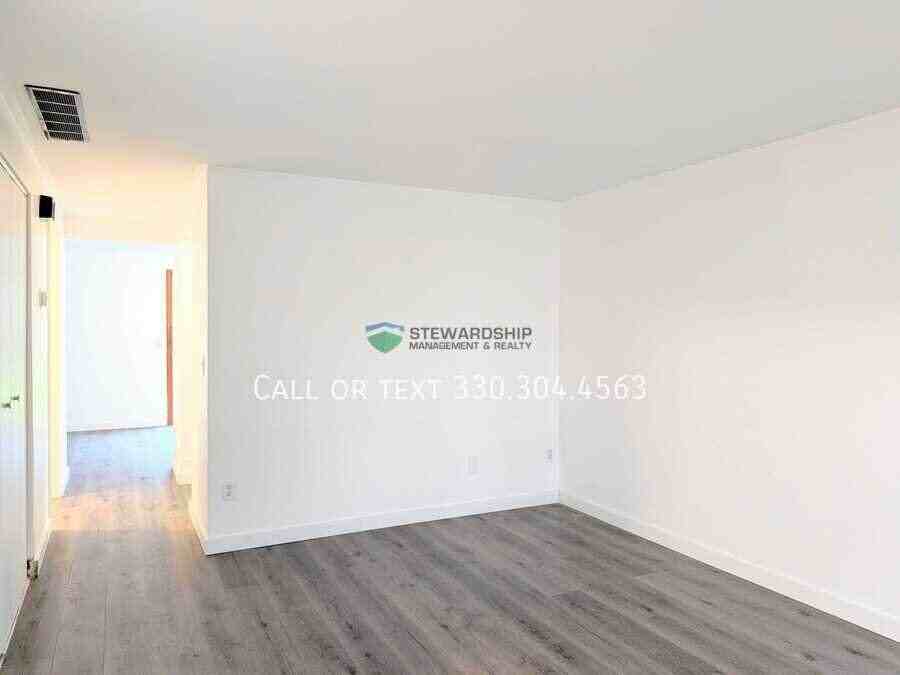 372 Oak Manor Ave Ne - Photo 3 of 19