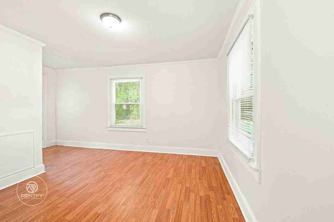 203 N Broome St - Photo 4 of 11