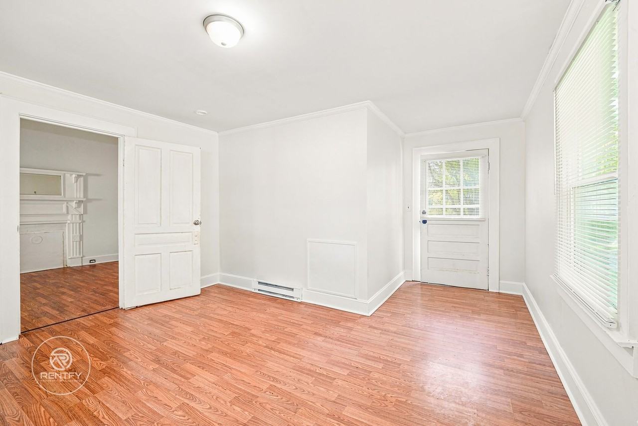 203 N Broome St - Photo 6 of 11