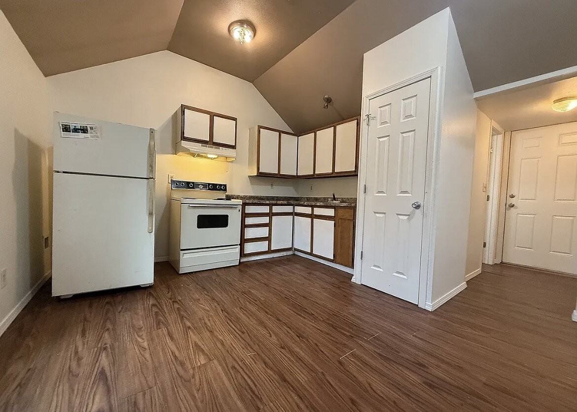 1324 W Maple St - Photo 3 of 8