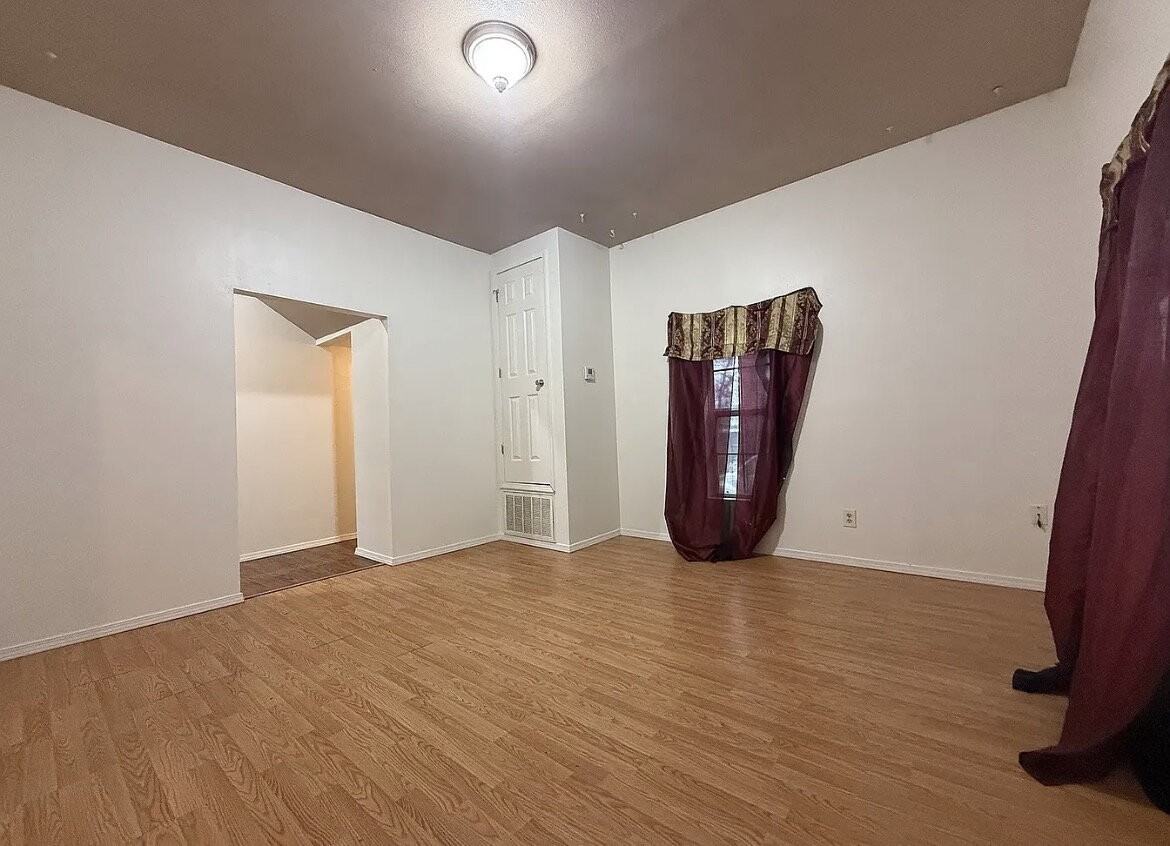 1324 W Maple St - Photo 7 of 8