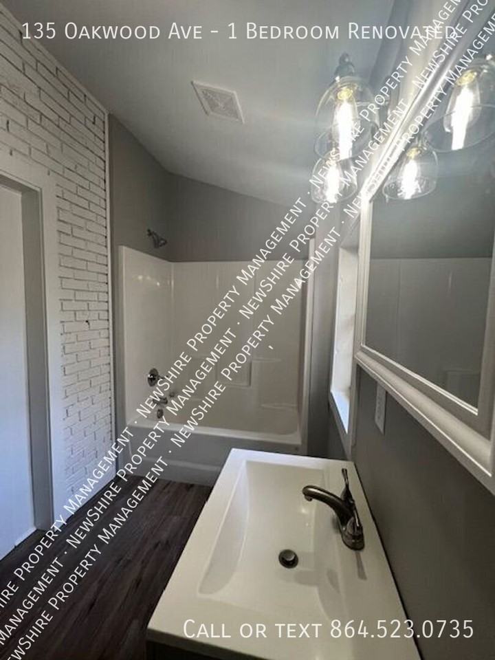 135 Oakwood Ave - Photo 6 of 23