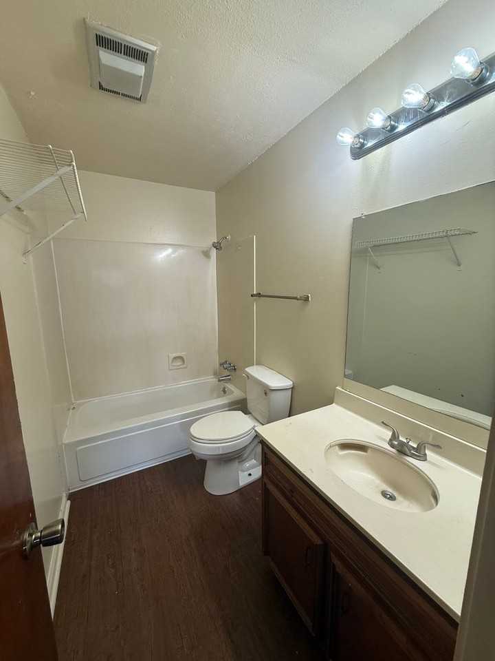 8216 Governor Dr Apt C - Photo 3 of 14
