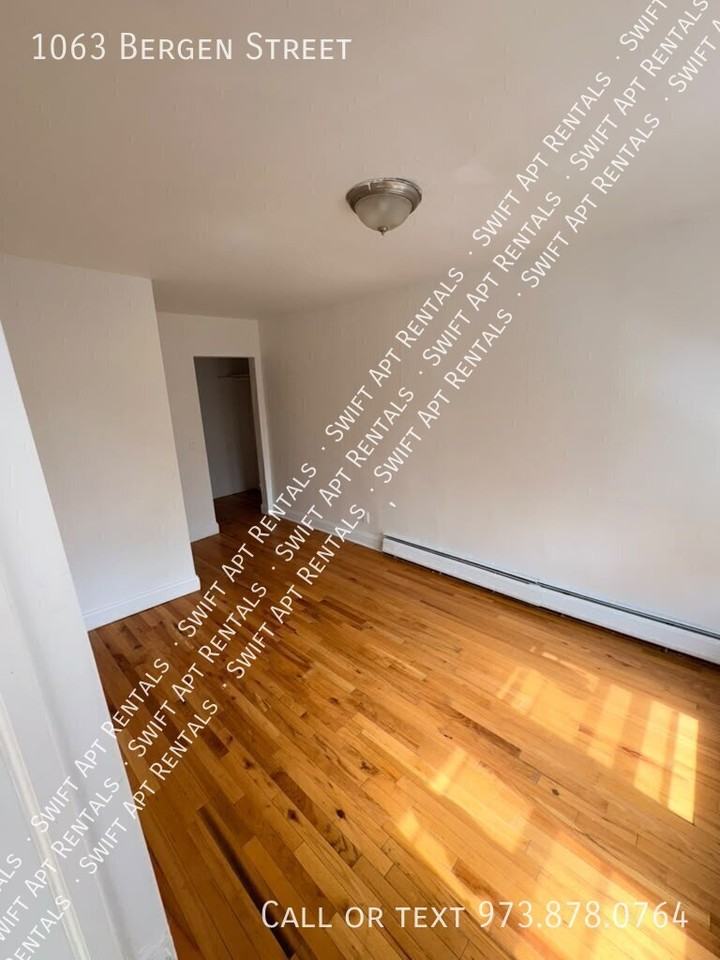 1063 Bergen St - Photo 3 of 9