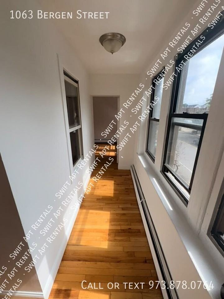 1063 Bergen St - Photo 4 of 9