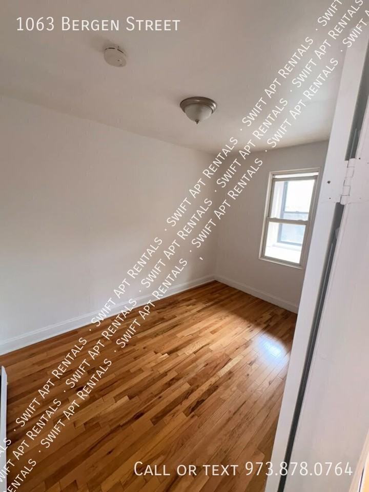 1063 Bergen St - Photo 5 of 9