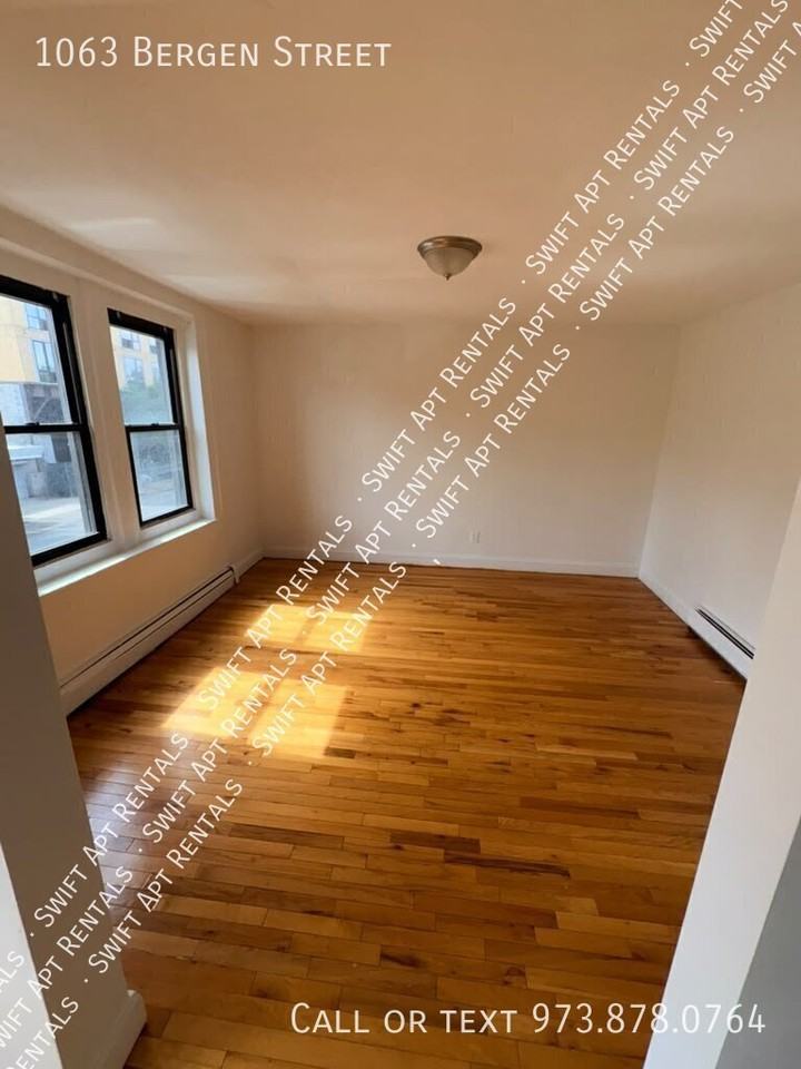 1063 Bergen St - Photo 6 of 9