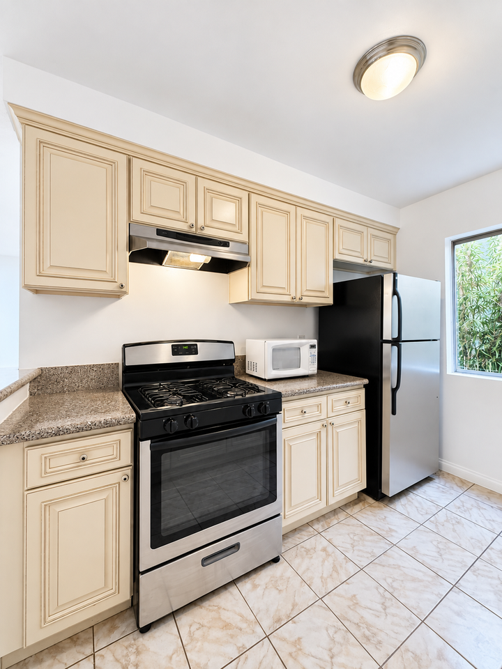 1044 N Curson Ave #1 - Photo 5 of 17