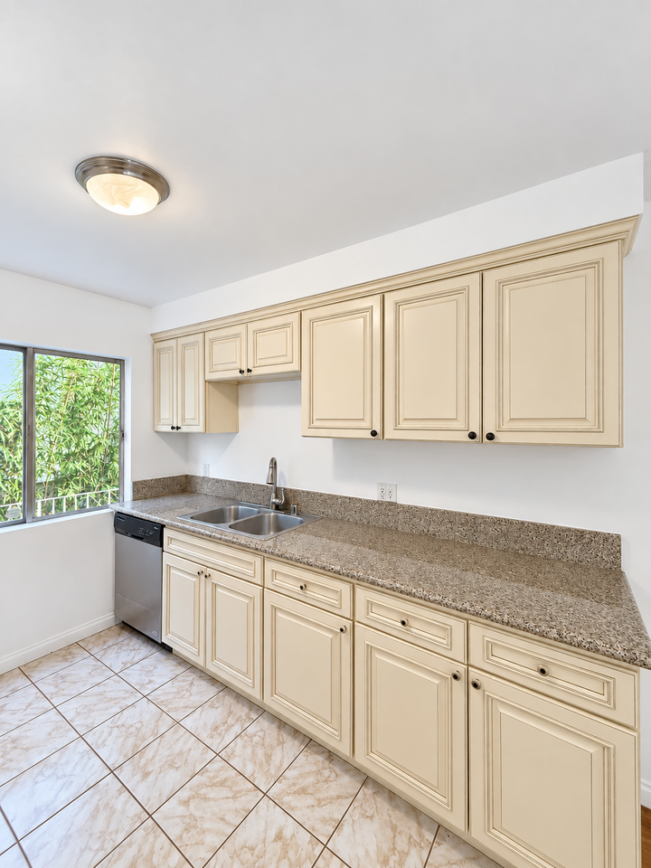 1044 N Curson Ave #1 - Photo 6 of 17