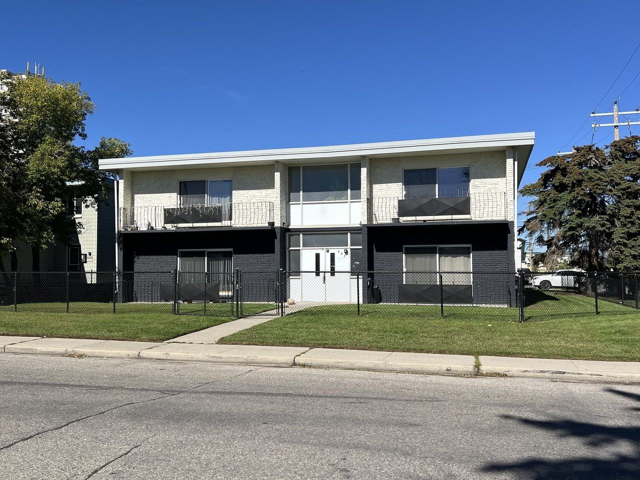 602 68 Ave Sw - Photo 2 of 20