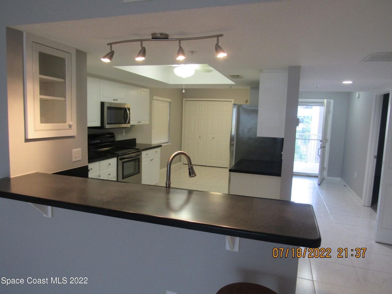 606 Shorewood Dr #C304 - Photo 2 of 27
