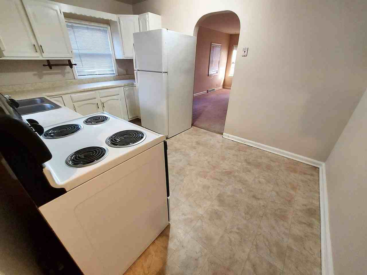 605 E 6th St - Photo 5 of 8