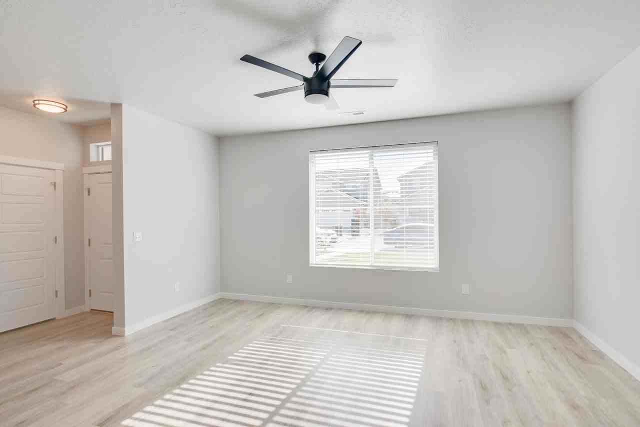 322 S Echo Canyon Ave - Photo 2 of 23
