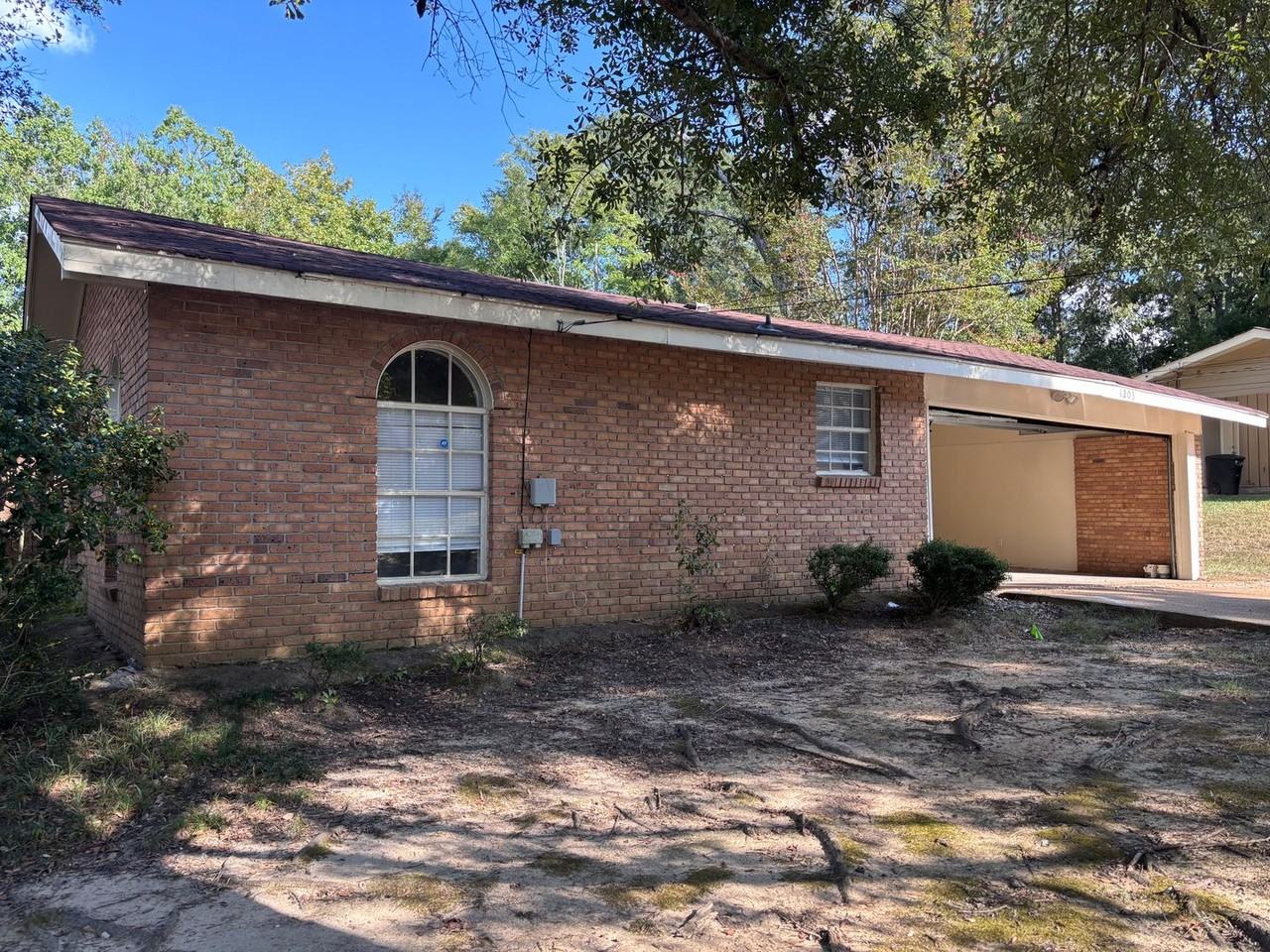 1203 Greenbriar St - Photo 2 of 17