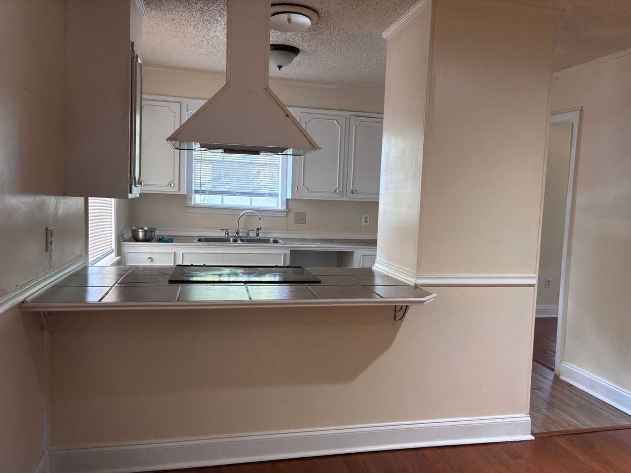 1203 Greenbriar St - Photo 4 of 17