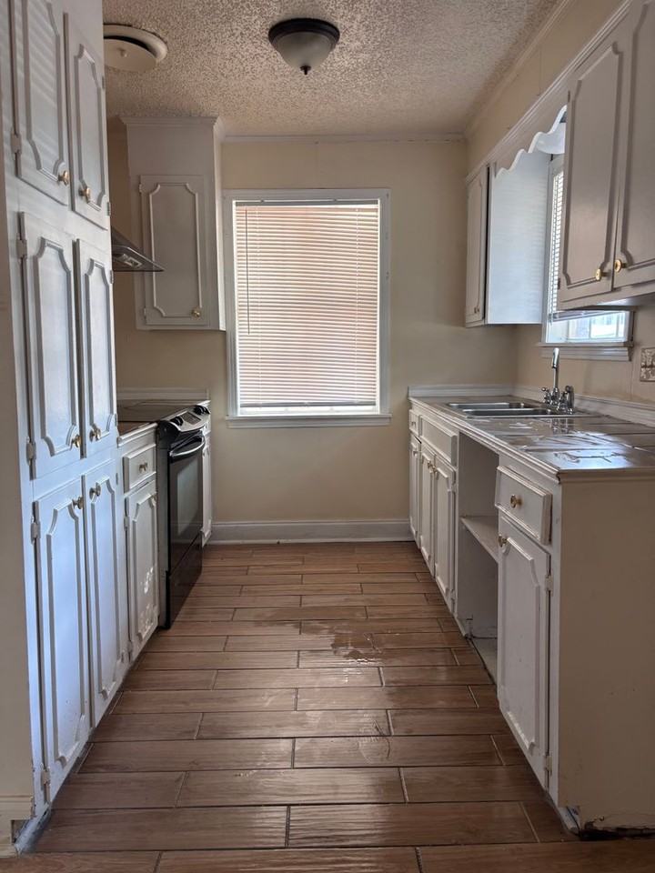 1203 Greenbriar St - Photo 5 of 17