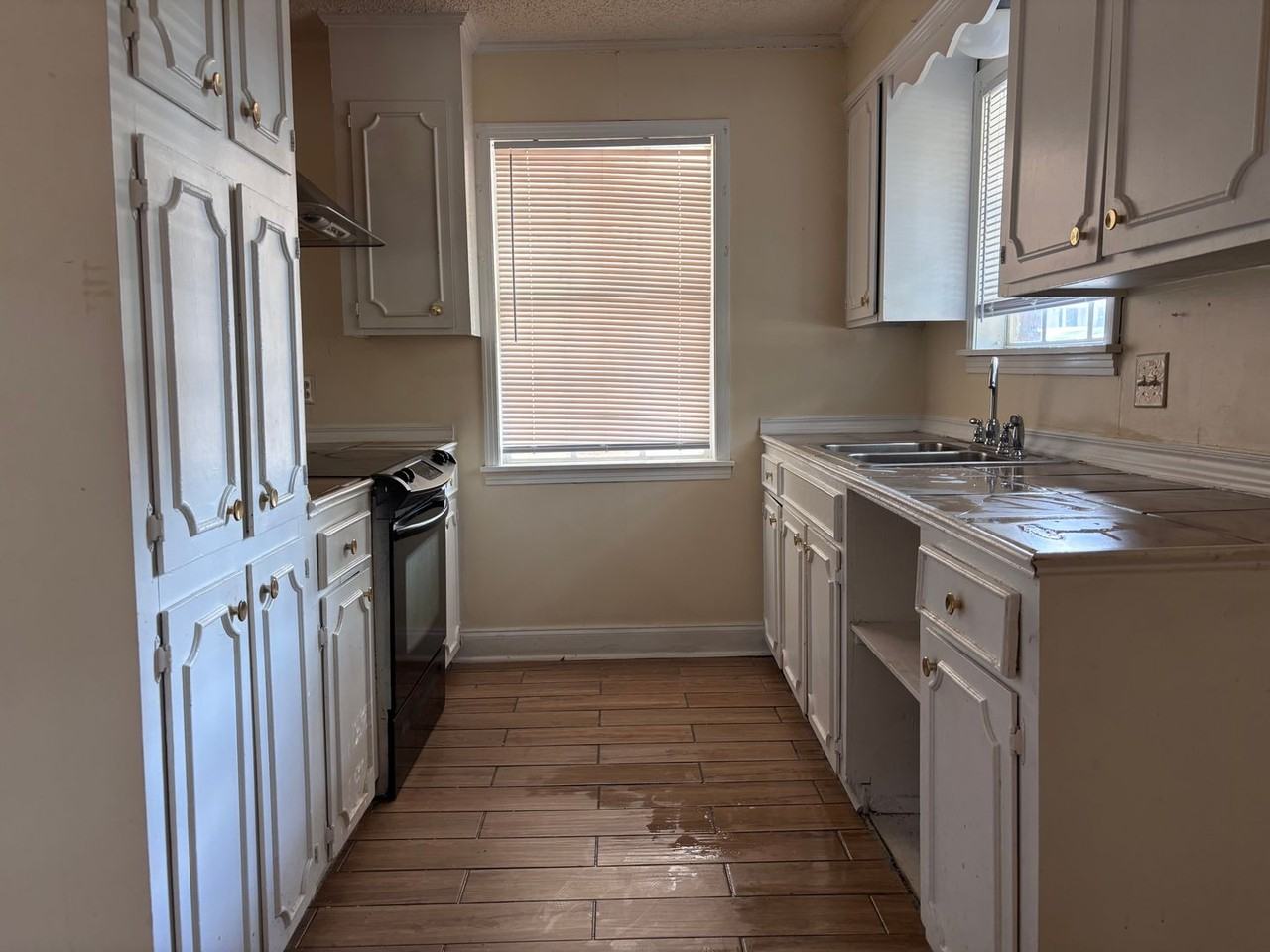 1203 Greenbriar St - Photo 6 of 17