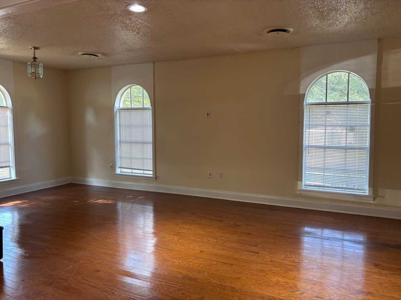 1203 Greenbriar St - Photo 7 of 17