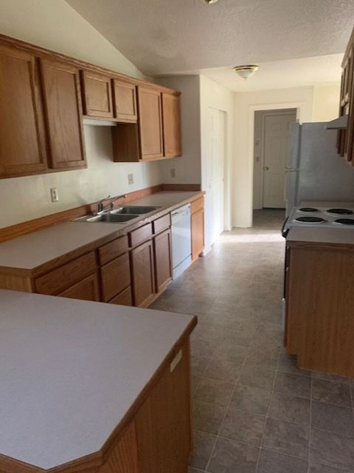 632 Benjamin Ave - Photo 4 of 8