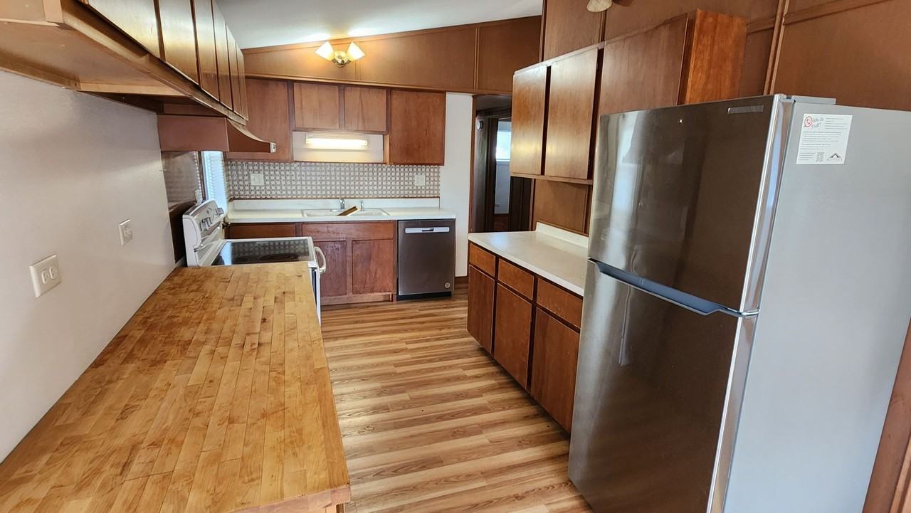 1620 La Crescent St - Photo 5 of 19
