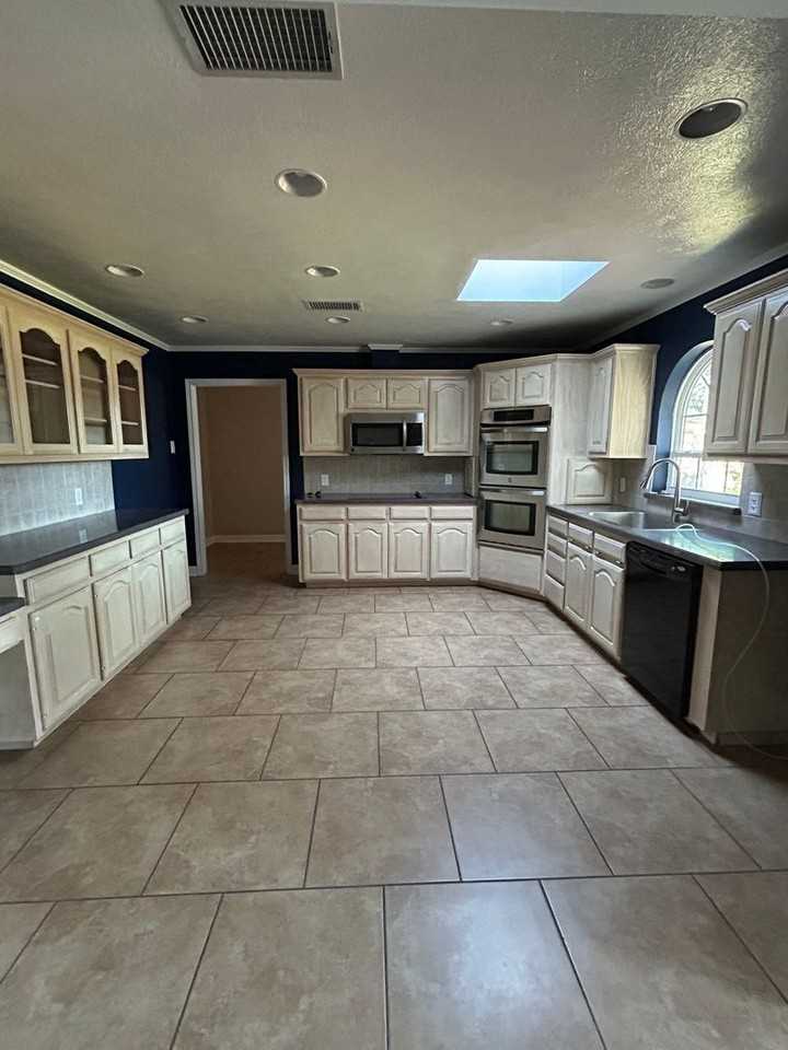 1434 Custer Ave - Photo 3 of 14