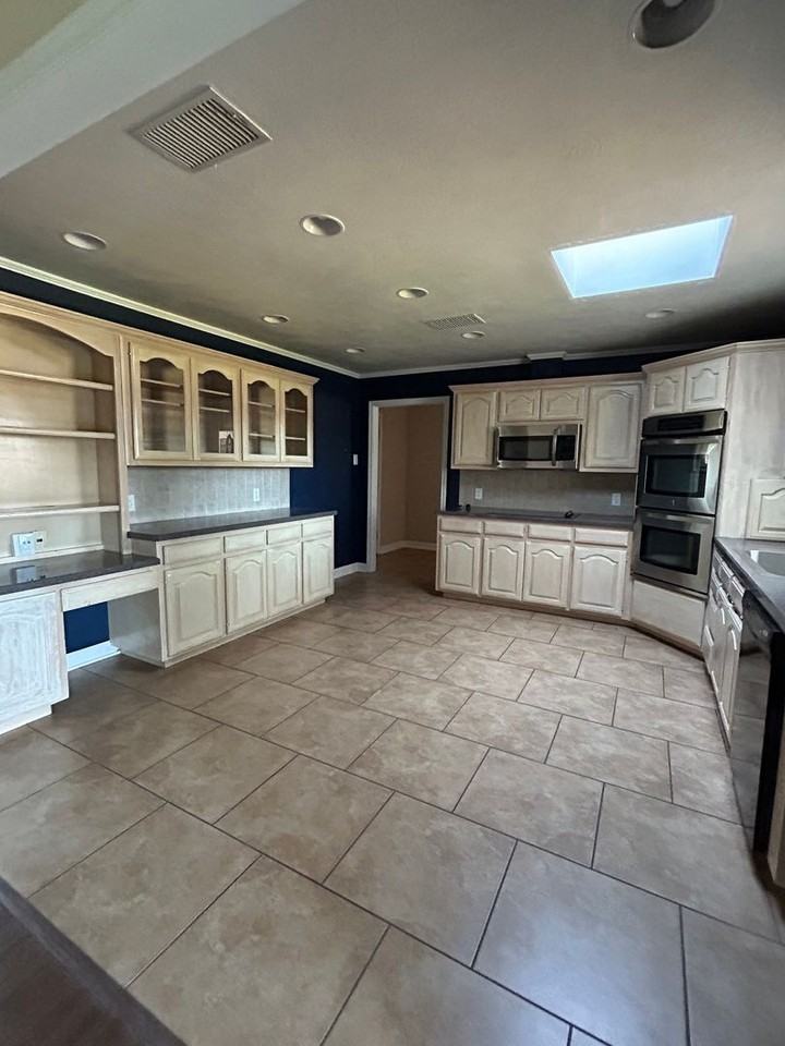 1434 Custer Ave - Photo 4 of 14