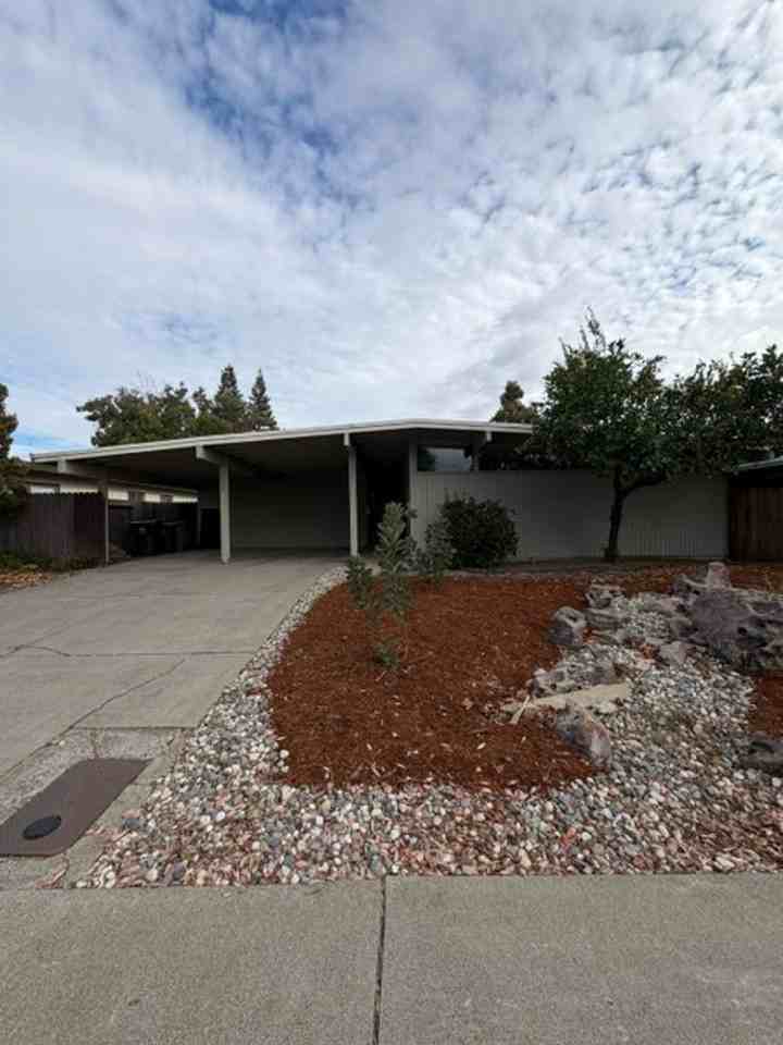557 Villanova Dr