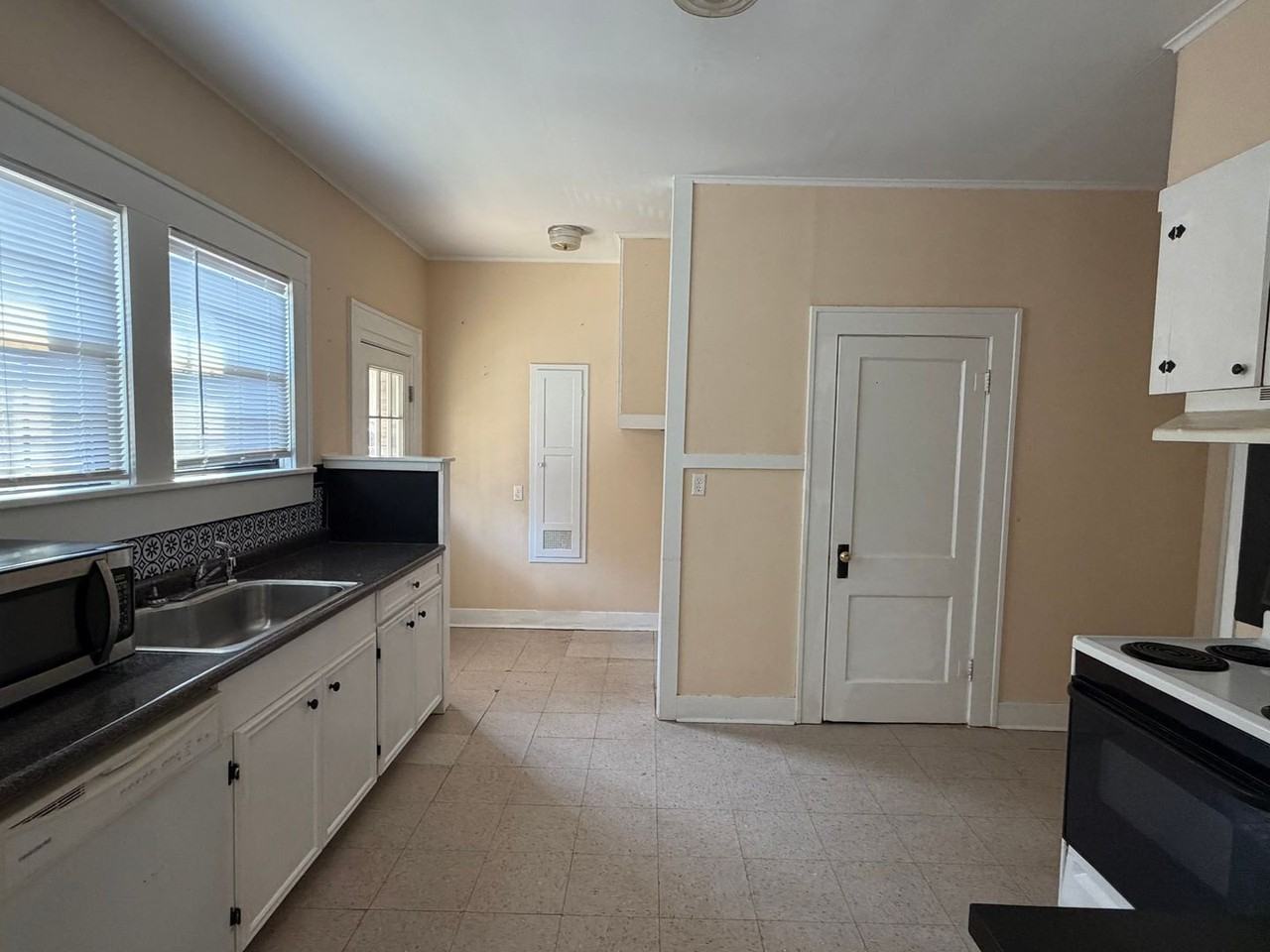 3432 Broadmoor Blvd - Photo 7 of 21