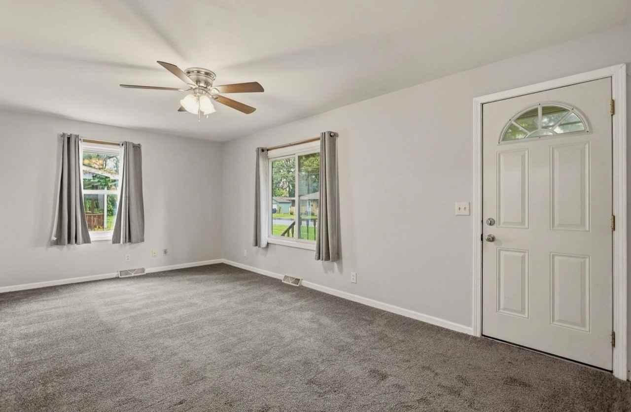 225 Wellington St - Photo 2 of 10
