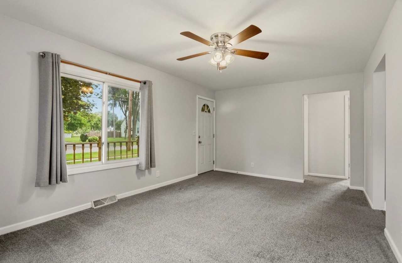225 Wellington St - Photo 3 of 10
