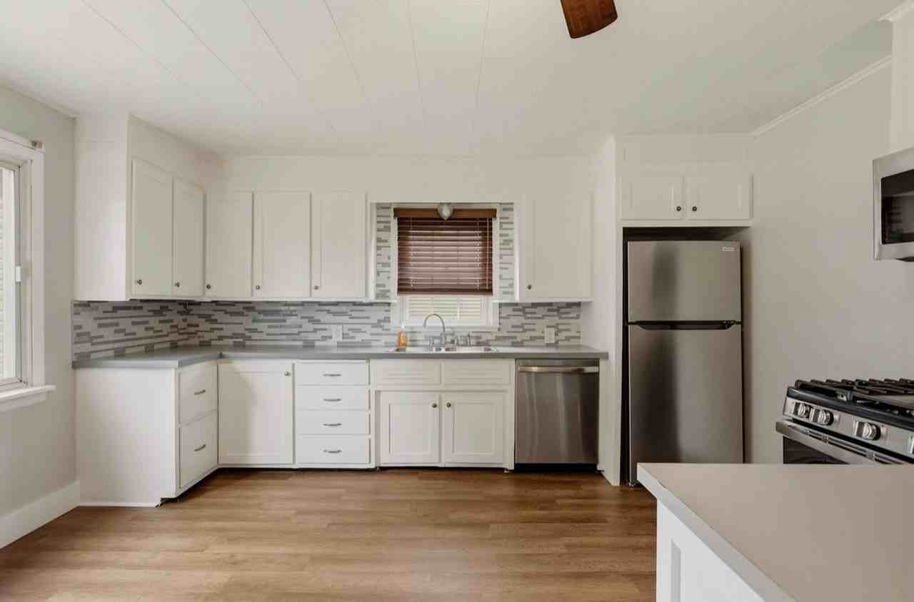 225 Wellington St - Photo 5 of 10