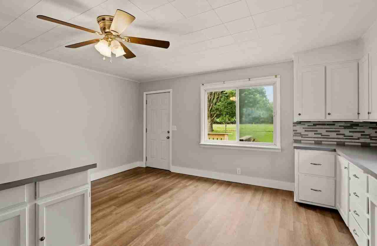 225 Wellington St - Photo 6 of 10