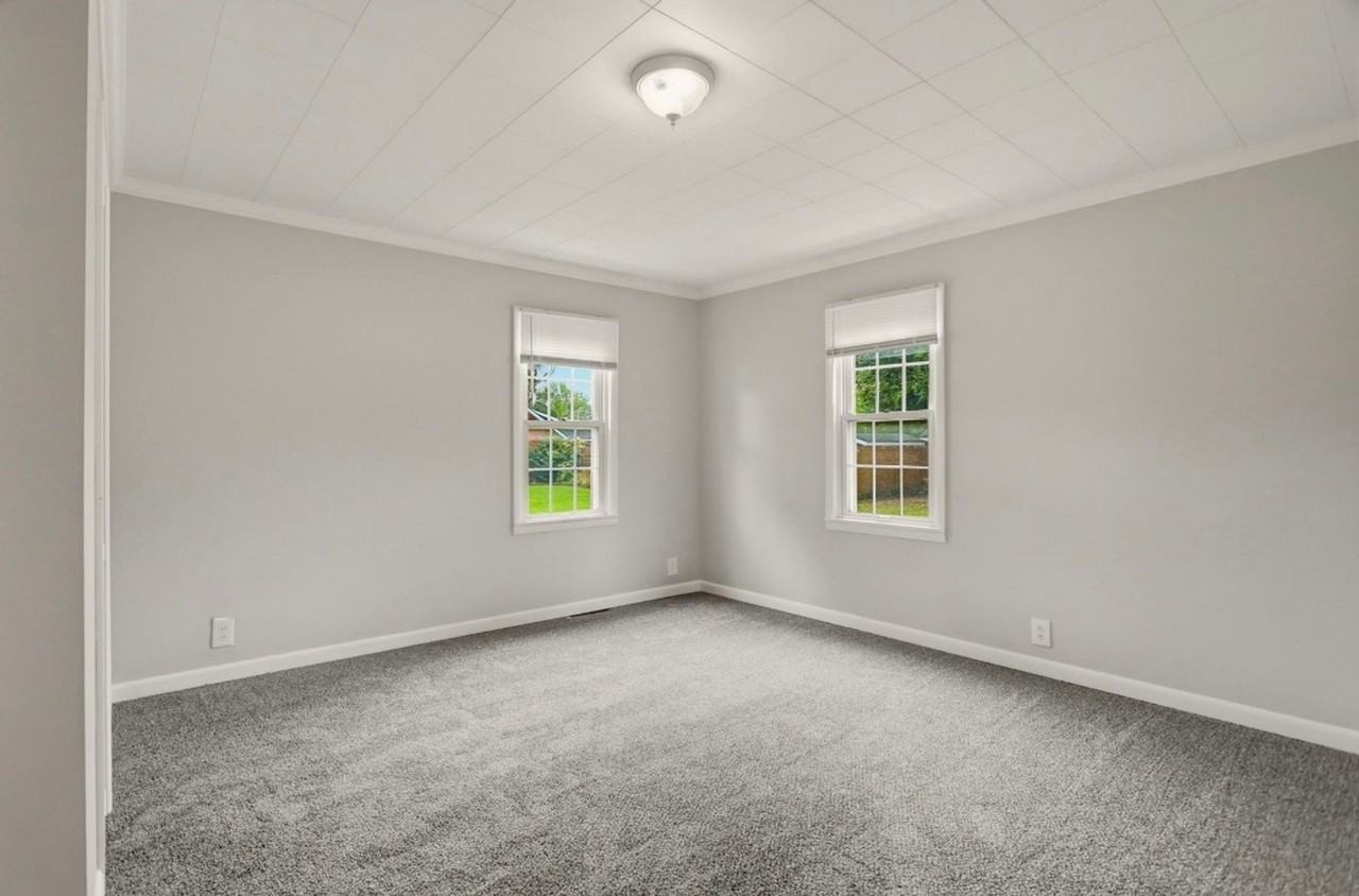 225 Wellington St - Photo 7 of 10