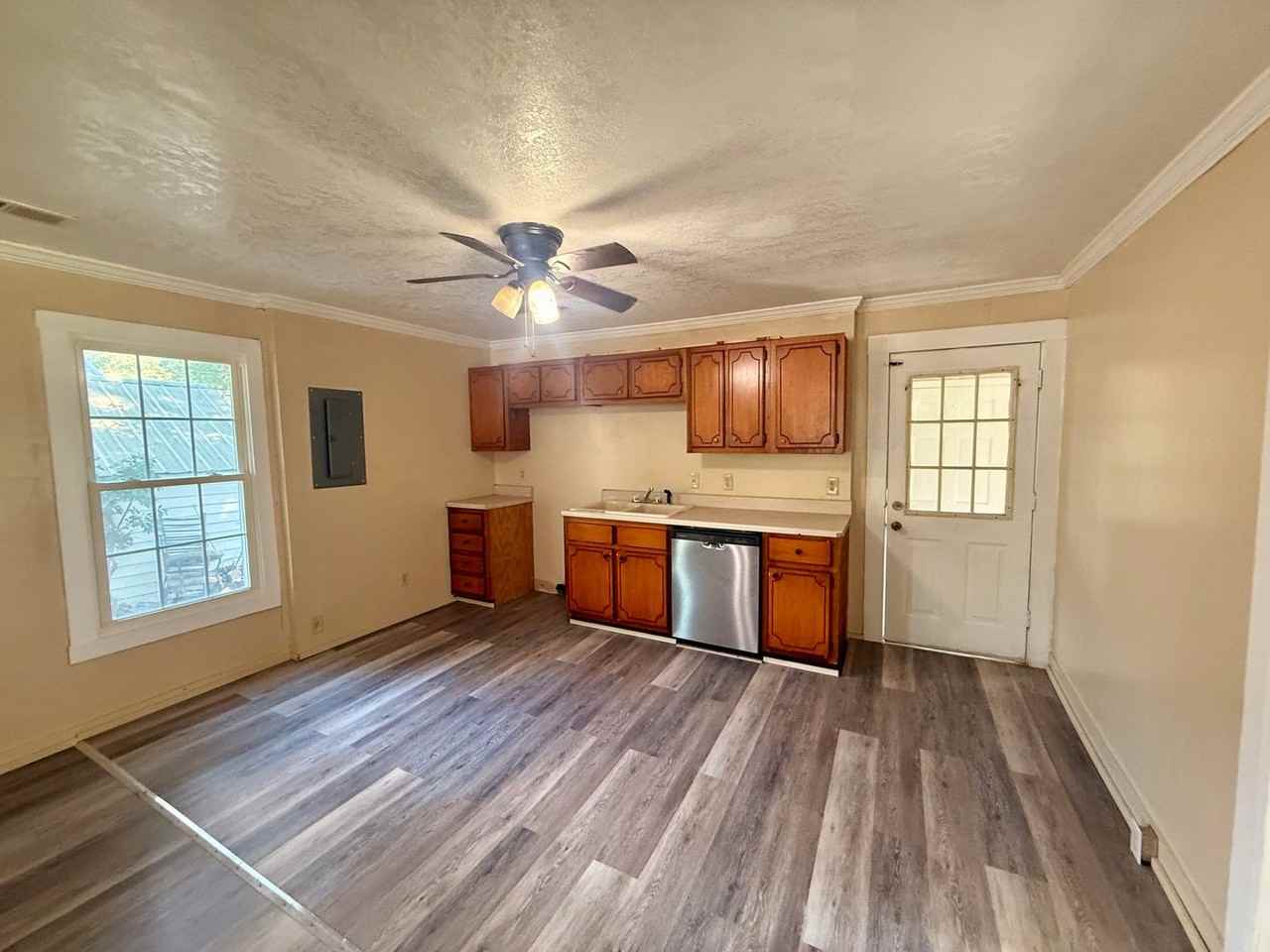 1049 W Woodrow St - Photo 3 of 8