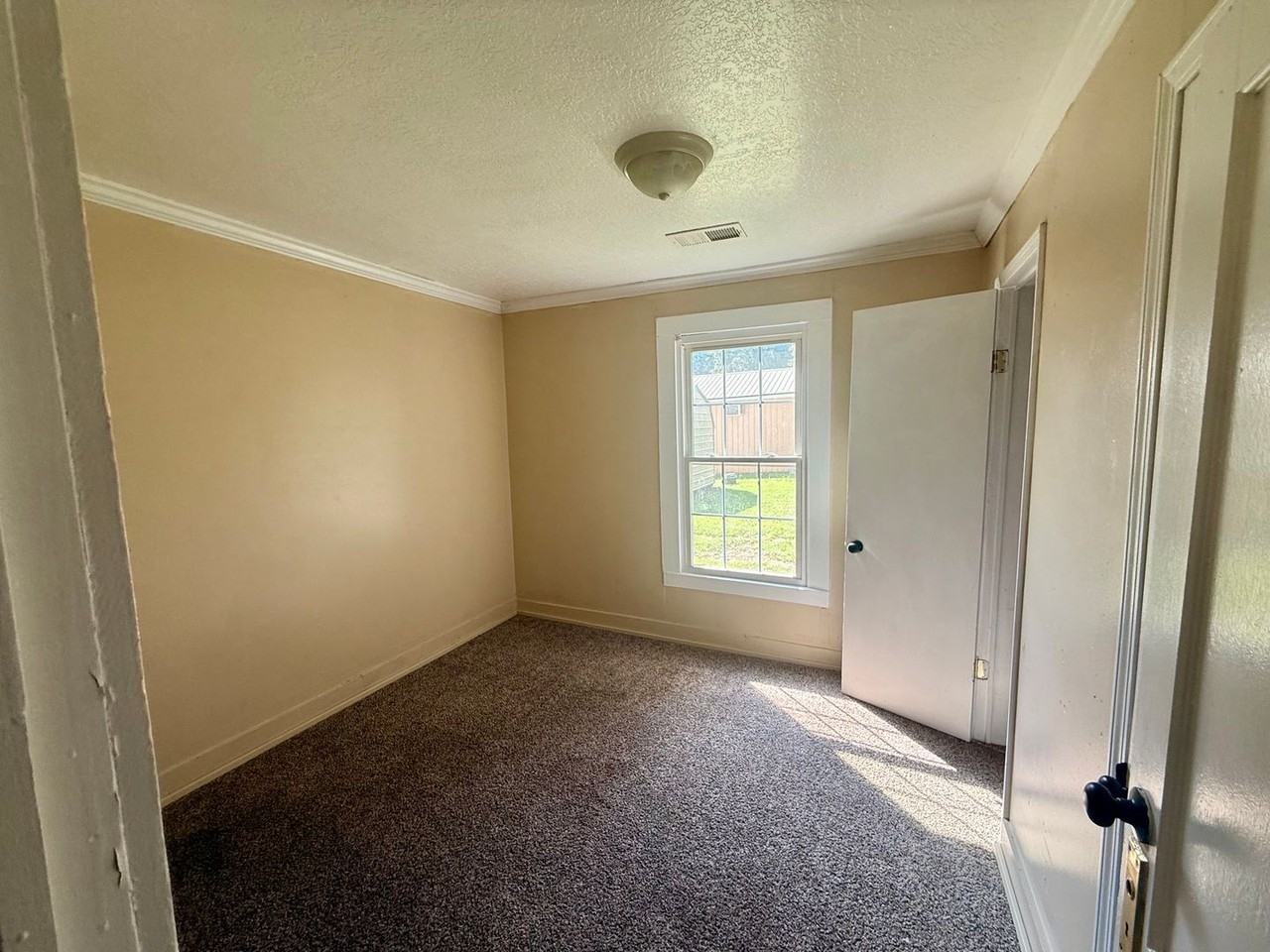 1049 W Woodrow St - Photo 4 of 8