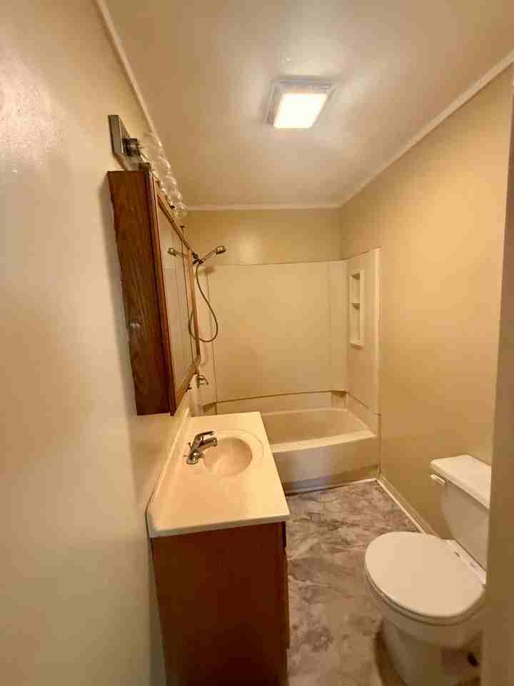 1049 W Woodrow St - Photo 5 of 8