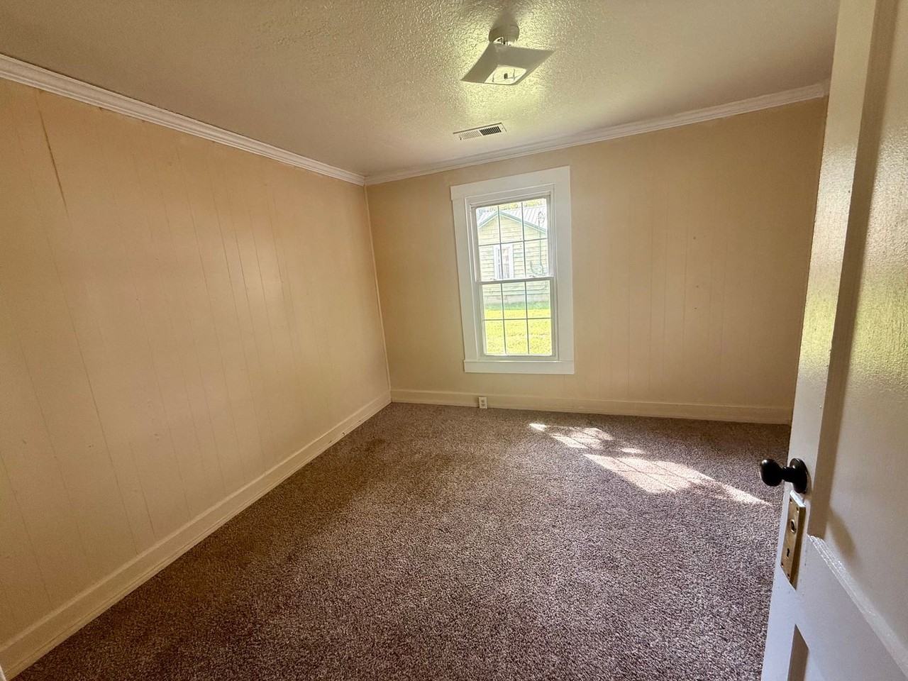 1049 W Woodrow St - Photo 6 of 8